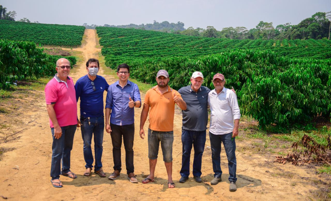 "Vamos fortalecer o setor produtivo no Acre", diz Jenilson em visita a  produtores  de café em Mâncio Lima